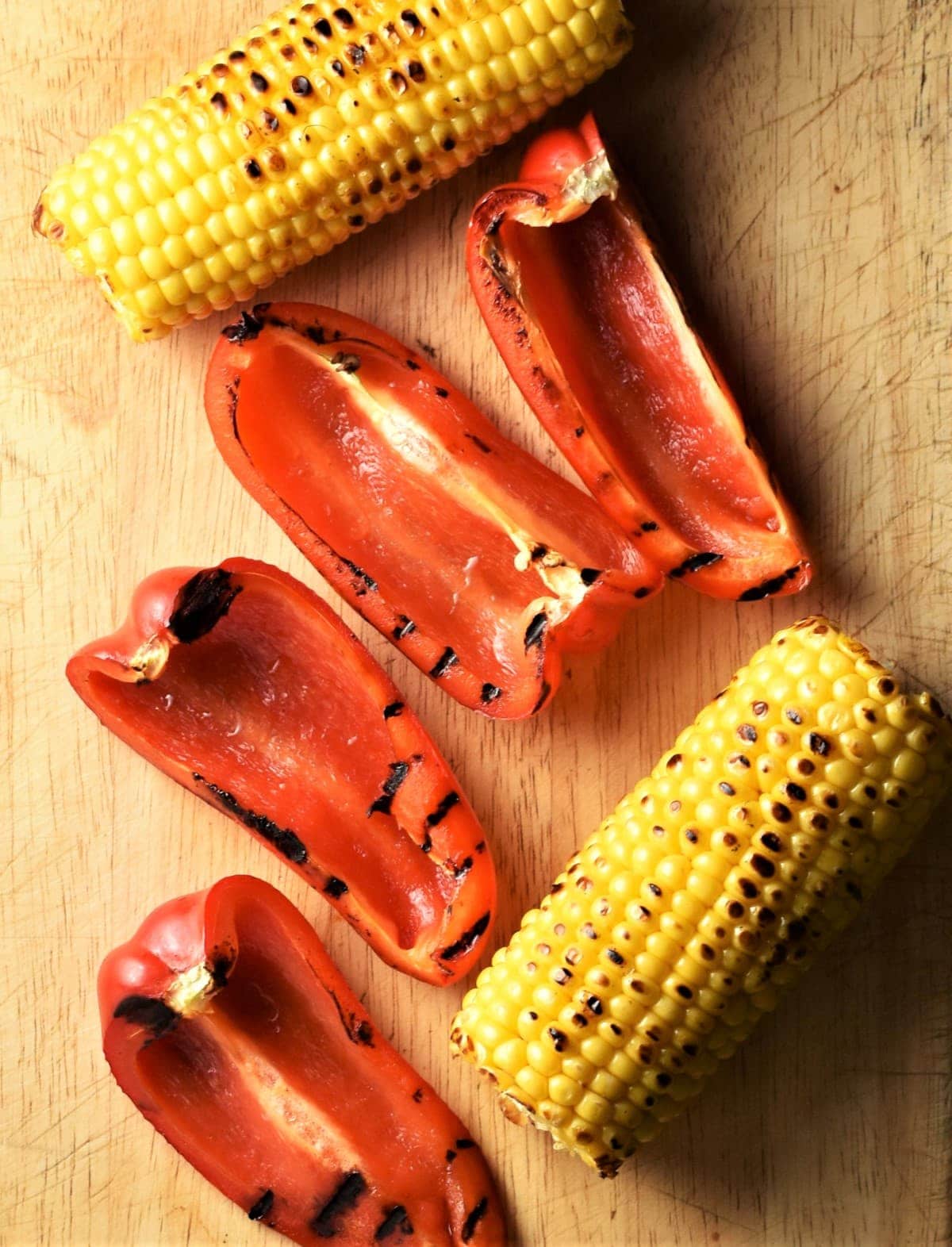 Grilled corn on cob and red pepper.