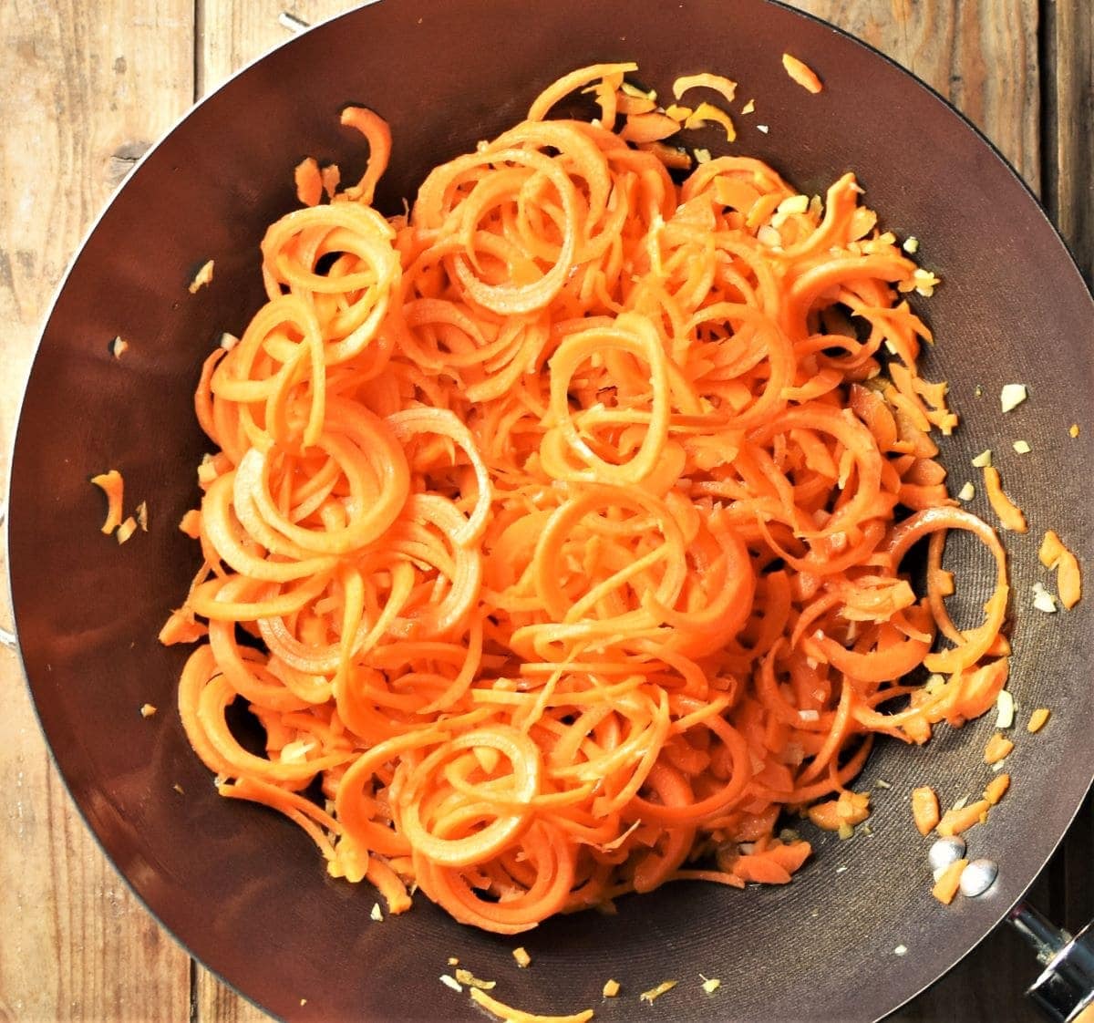 Spiralized carrots in wok.