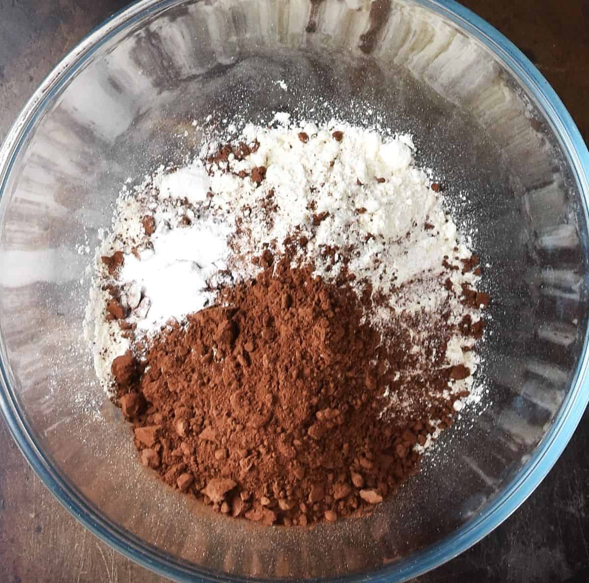 Flour and cocoa powder in glass bowl.