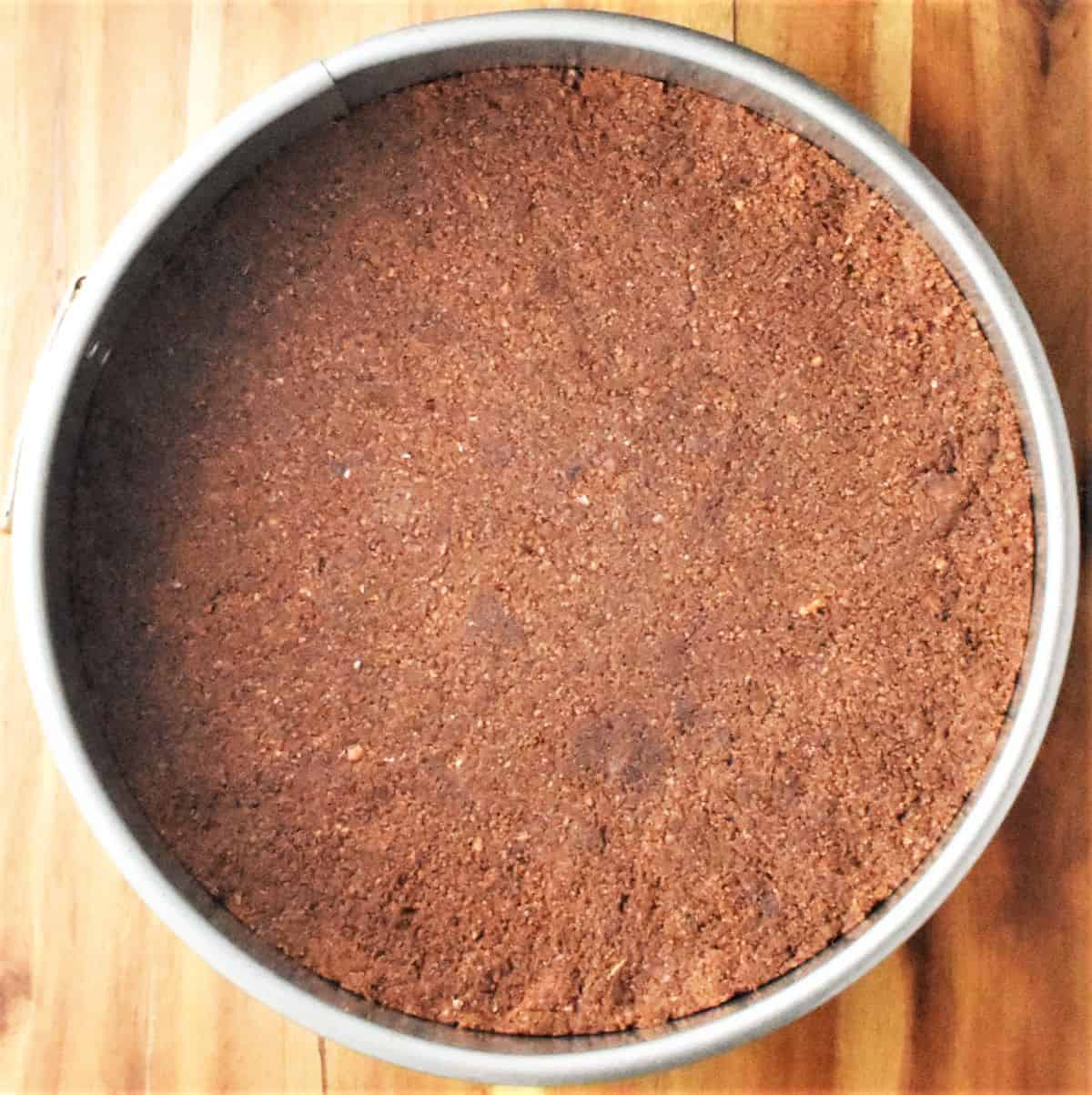 Cheesecake base in round pan.