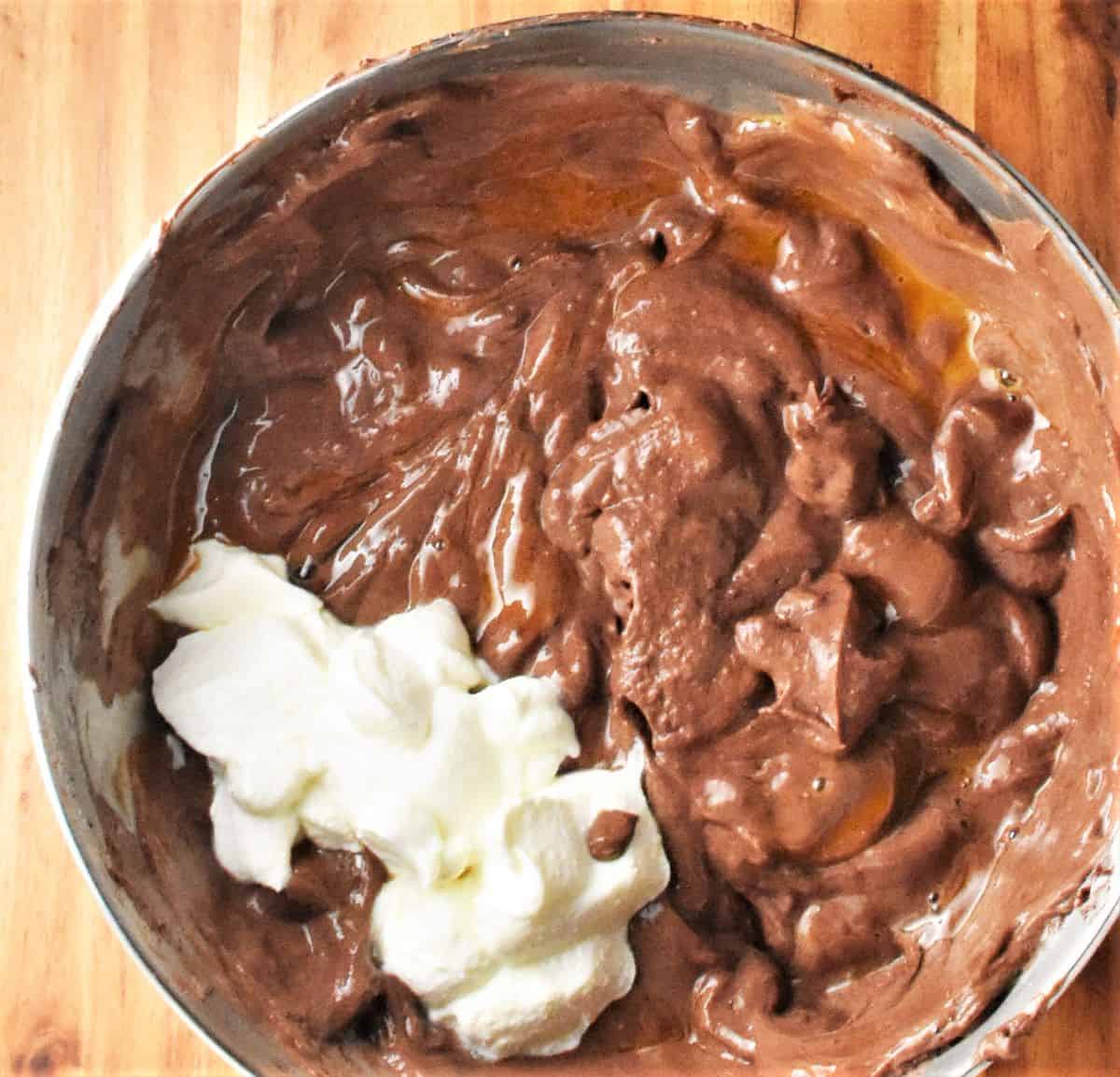 Ricotta chocolate cheesecake filling with sour cream in bowl.