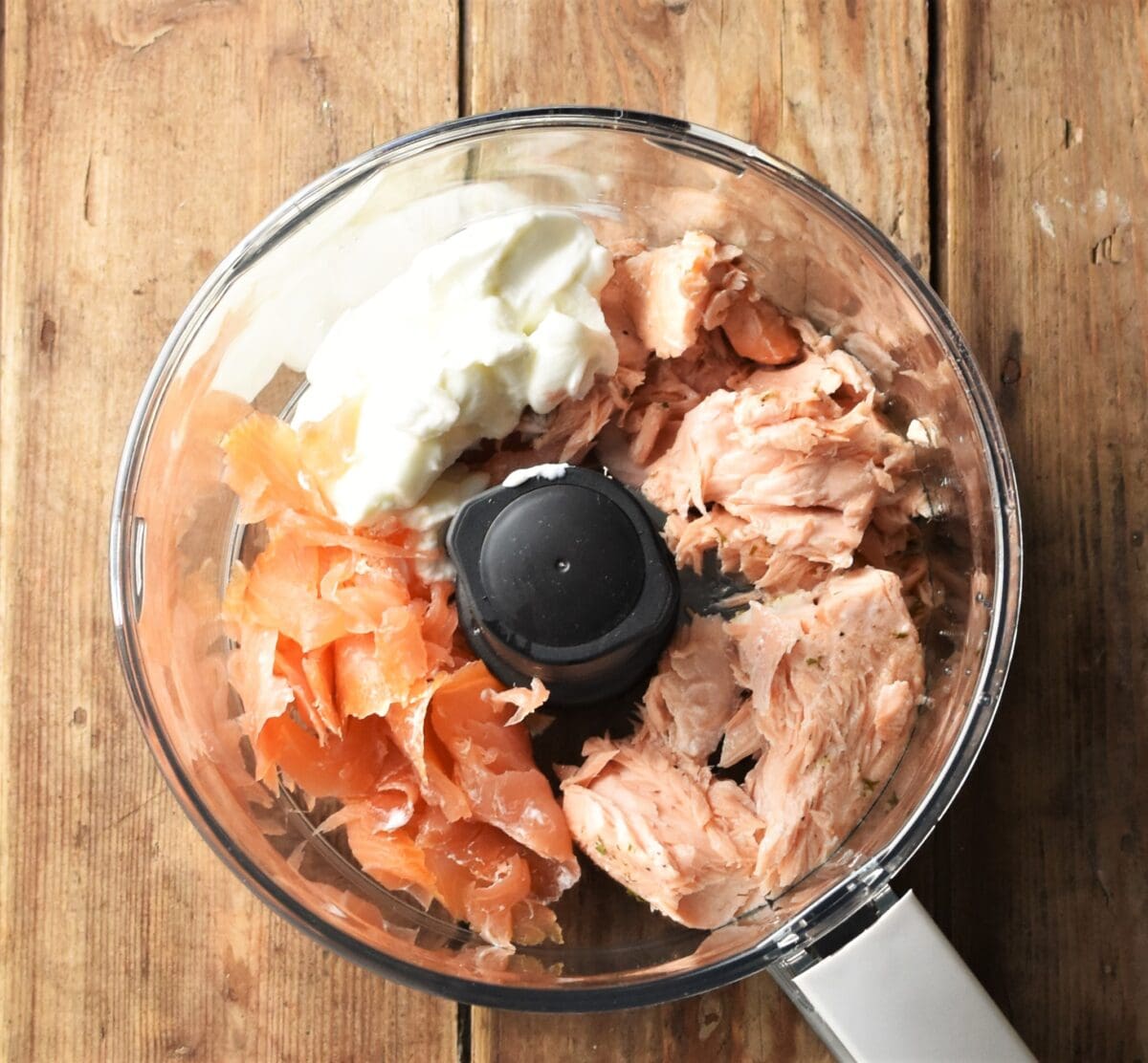 Shredded salmon, smoked salmon and yogurt in blender.