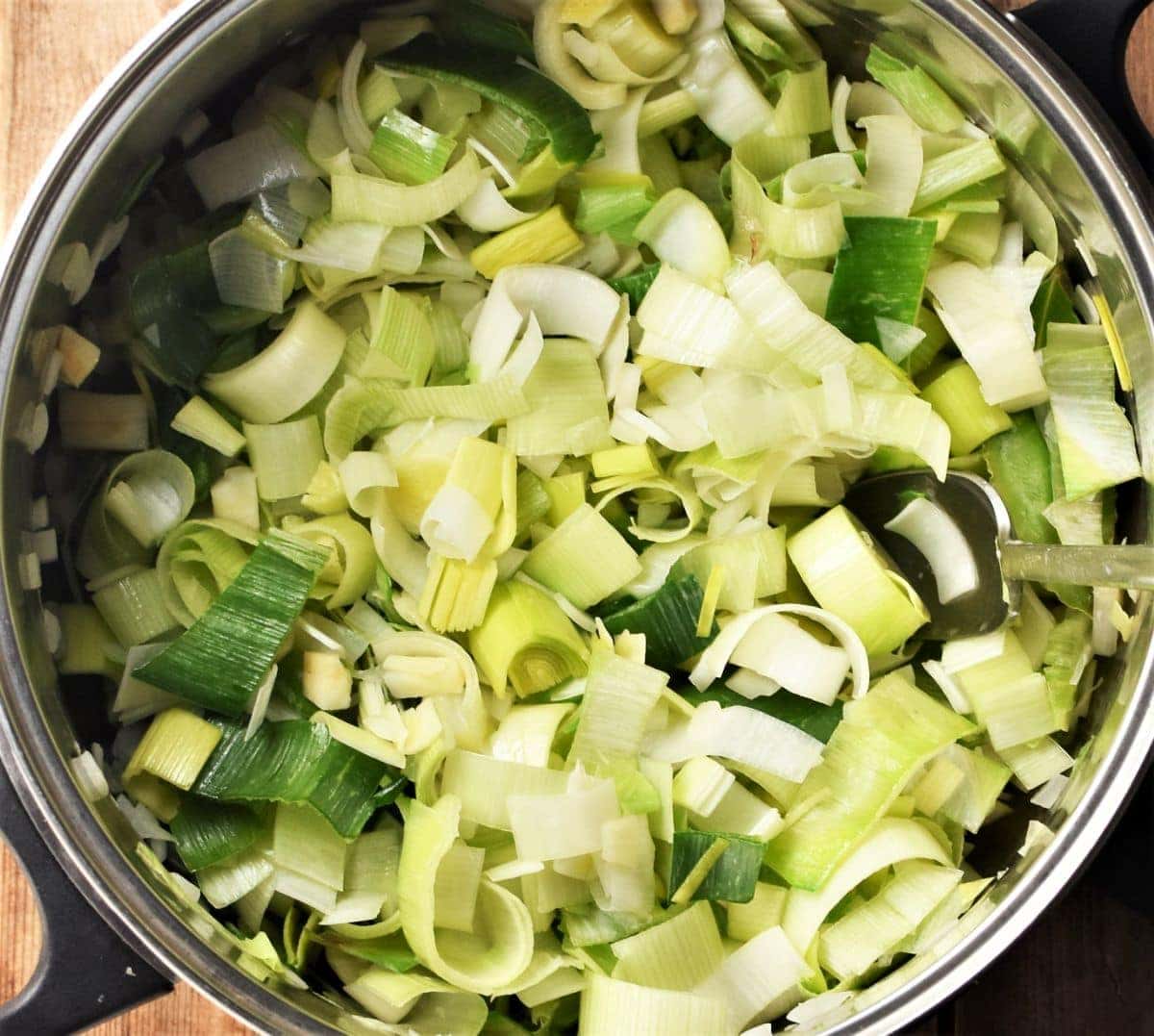 Chopped leeks in pot.