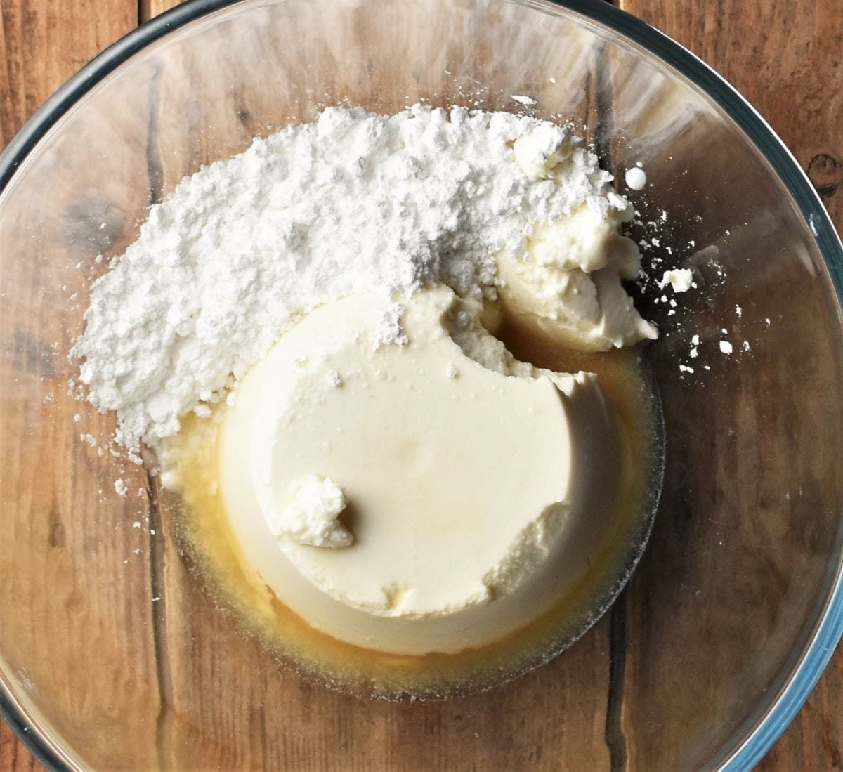 Ricotta, icing sugar and brandy in mixing bowl.