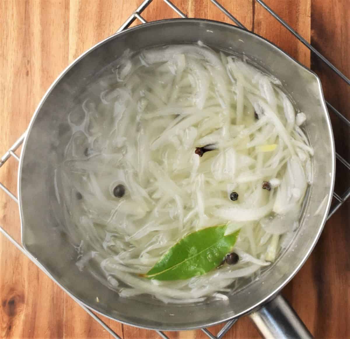 Vinegar and onion mixture for picking herring.