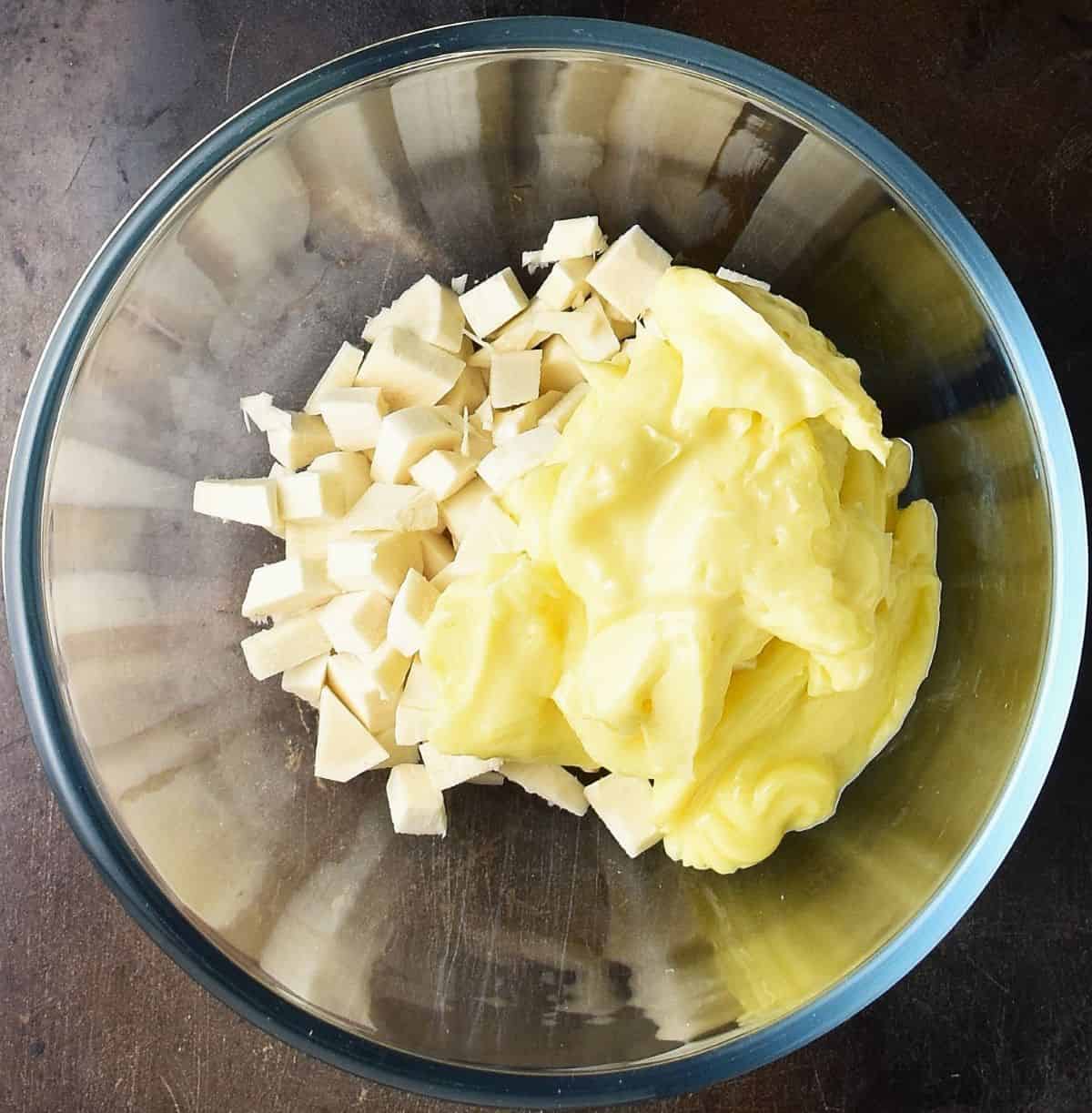 Chopped horseradish and mayo in glass bowl.